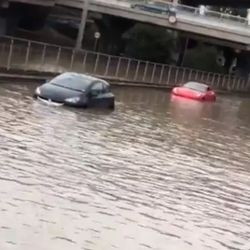 Londra'da su borusu patladı şehir sular altında kaldı