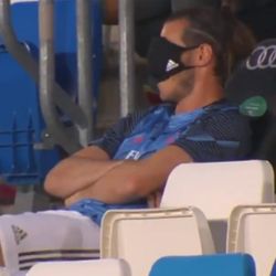 Gareth Bale yedek kulübesinde uyudu