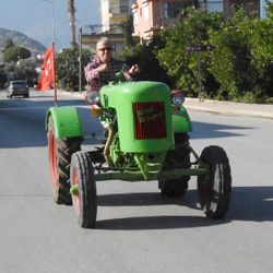 Antalya'da dede yadigarı traktörü çürümekten kurtardı