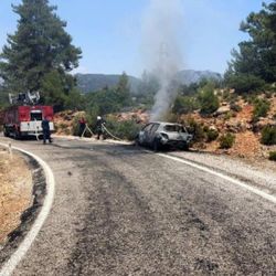 Muğla'da bir vatandaşın aracı yandı diğer sürücü kurtardı