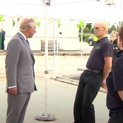 Prens Charles'a selam veren kişi yere yığıldı