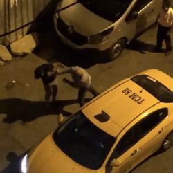 Alkollü müşteri taksicinin parasını vermedi: Yumruk yedi