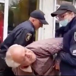 Ukrayna polisinden maskesiz adama şiddet