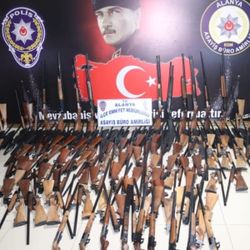 Antalya'da evini cephaneliğe çevirdi