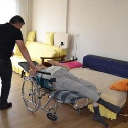 Manisa'da yatalak olan itfaiyeci, akülü araba istiyor