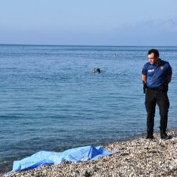 Antalya'da denize alkollü giren kişi boğuldu