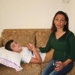 Mersin'de, epilepsi hastası oğlu için yardım bekliyor