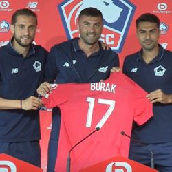 Zeki Çelik, formasını Burak Yılmaz'a verdi