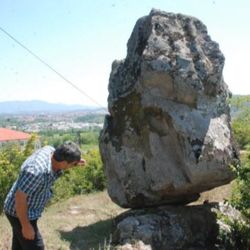 Bartın'da dik duran kaya şaşırtıyor