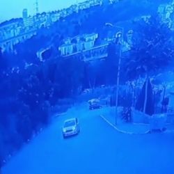 İstanbul'da geri vitese takan sürücü, toprak alana düştü