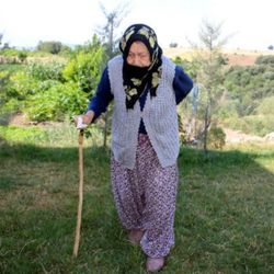 100 yaşındaki Rukkiye Nine, uzun yaşamın sırrını anlattı
