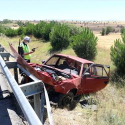 Uşak'ta otomobil bariyerlere çarptı: 1 ölü, 6 yaralı