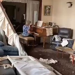 Lübnanlı kadın, patlamanın ardından evinde piyano çaldı