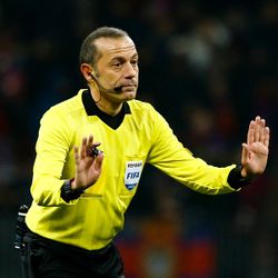 Cüneyt Çakır, Barcelona-Napoli maçını yönetecek