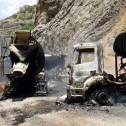 Tunceli'de yol kesen PKK'lılar 5 beton mikserini yaktı