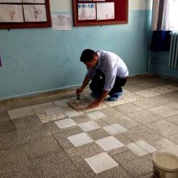 Öğretmen öğrencileri için pet şişeden satranç yaptı