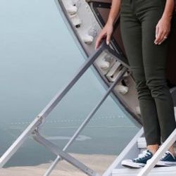 Melania Trump tepki üzerine spor ayakkabı giydi