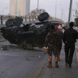 Van'da zırhlı polis aracı takla attı