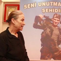 Şehit oğlunun odasını hatıralarıyla donattı