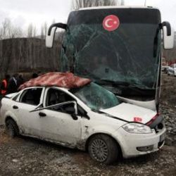 Tokat'ta otomobil ile otobüs çarpıştı: 3 ölü, 5 yaralı