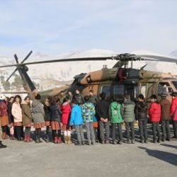 Mehmetçik minik öğrencileri misafir etti