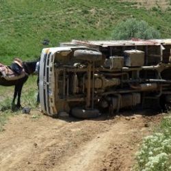 Hakkari Yüksekova'da kamyonet devrildi