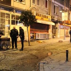 Polisin silahını almaya çalışan hırsız bacağından vuruldu