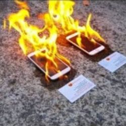 Samsung Galaxy S5 ve iPhone'u ateşe verdiler