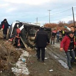 Öğrencileri taşıyan minibüs şarampole uçtu: 1 ölü