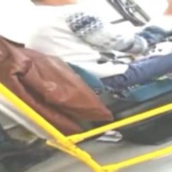 Halk otobüsü şoförü direksiyon başında at yarışı oynadı