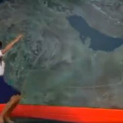 Arap spiker canlı yayında düştü İZLE