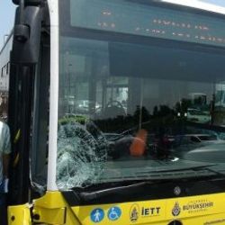 Polisten kaçan su satıcısına metrobüs çarptı: 1 ölü