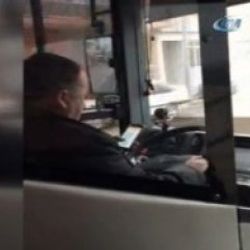 Halk otobüsü şoförü direksiyon başında telefonuyla oynadı
