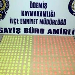 İzmir'de otomobilde 398 uyuşturucu hap ele geçirildi