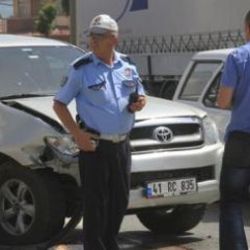 Bursa'da yeşil ışıkta 3 araç birbirine girdi