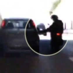 Seyir halindeki otomobile tekme attı ölümden döndü İZLE