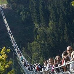 Kolombiya'da turistik asma köprü ters döndü: 11 ölü