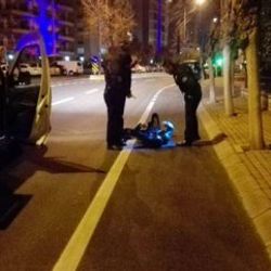 Aşırı alkollü genç asfaltta uyudu