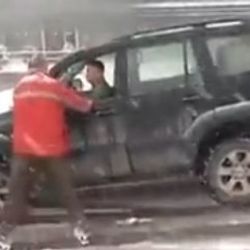Kar lastiği takmayan 30 araç birbirine girdi