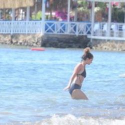 Şarkıcı Atiye ilk kez bikinili görüntülendi