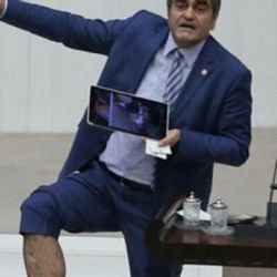 CHP'li Ali Şeker vekillere bacağını açtı