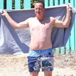 David Cameron lüks hayatın tadını çıkarıyor