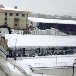 Biga'da kapalı pazaryerinin çatısı çöktü
