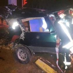 Kamyona çarpan otomobil ikiye bölündü: 1 ölü, 1 yaralı