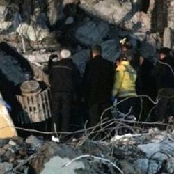 Bina yıkımında kepçe operatörü enkaz altında kaldı