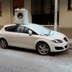 Park edilmesine kızdığı aracın üzerine çamaşır makinesi attı