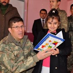 Terör mağduru öğrencilerin karnelerini komutanlar dağıttı
