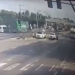 Örümcek adam, arabanın çarptığı motosikletçiyi kurtardı
