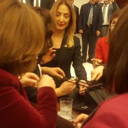 Aylin Nazlıaka kendini kürsüye kelepçeledi
