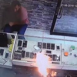 Telefon bataryasının patlama anı - İzle